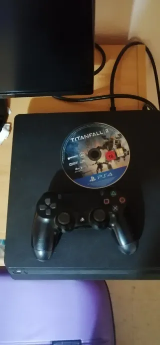 PS4 slim 1TB con Mando y  Juego 