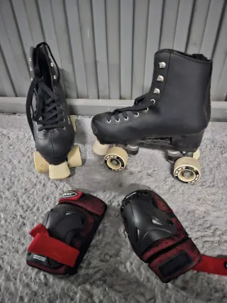 Patines 4 Ruedas Negros + rodilleras