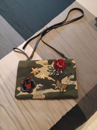Bolso verde con bordados.Como bandolera o de mano.