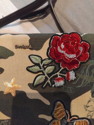 Bolso verde con bordados.Como bandolera o de mano.