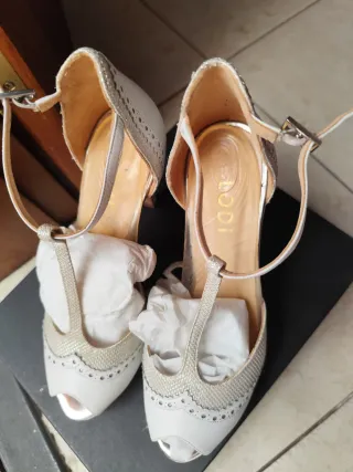 Zapatos LODI Piel Tacon Tira Dorada Blancos