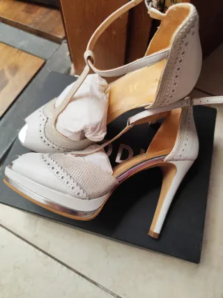 Zapatos LODI Piel Tacon Tira Dorada Blancos