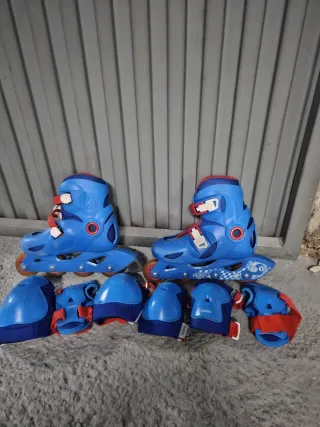 Patines en línea y protecciones azules