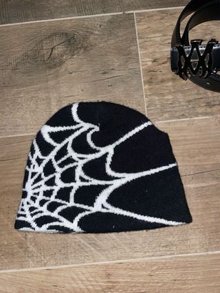Berretto nero con stampa ragnatela