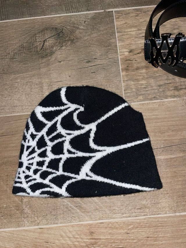 Berretto nero con stampa ragnatela