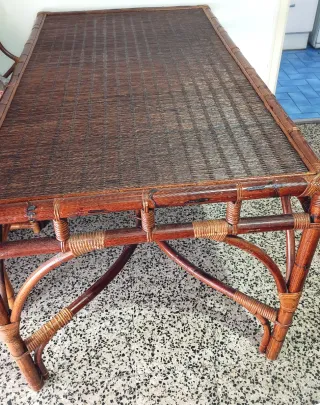 Mesa de centro de bambú y mimbre