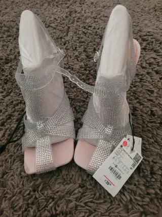 Zapatos de tacón plateados y transparentes. Tacon