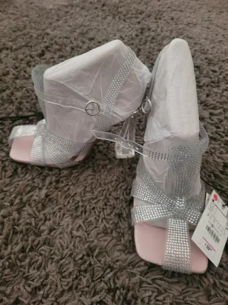 Zapatos de tacón plateados y transparentes. Tacon