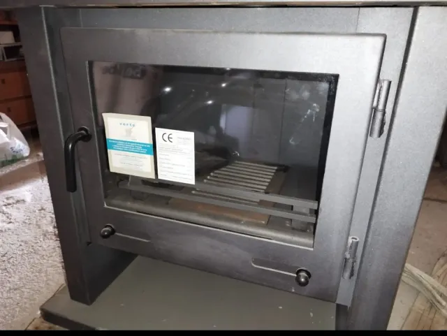 Chimenea metálica con puerta de cristal