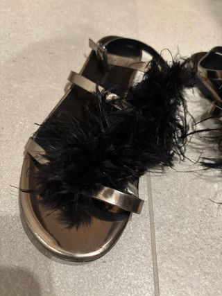 Sandalias con plumas negras 