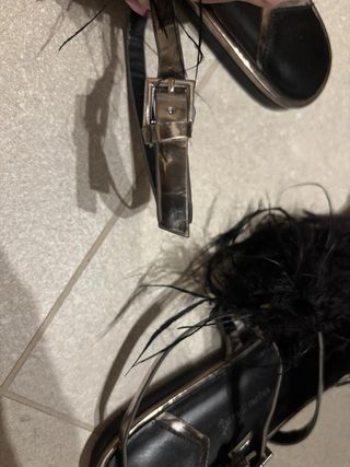 Sandalias con plumas negras 