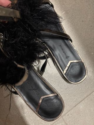 Sandalias con plumas negras 