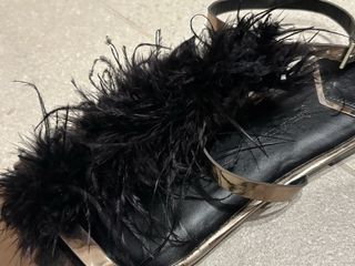 Sandalias con plumas negras 
