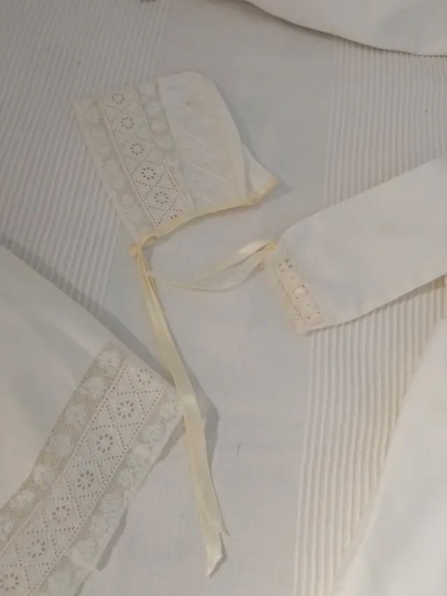 Traje de bautizo blanco con encaje cápita y Gorro