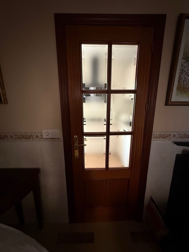Puerta de madera con cristales