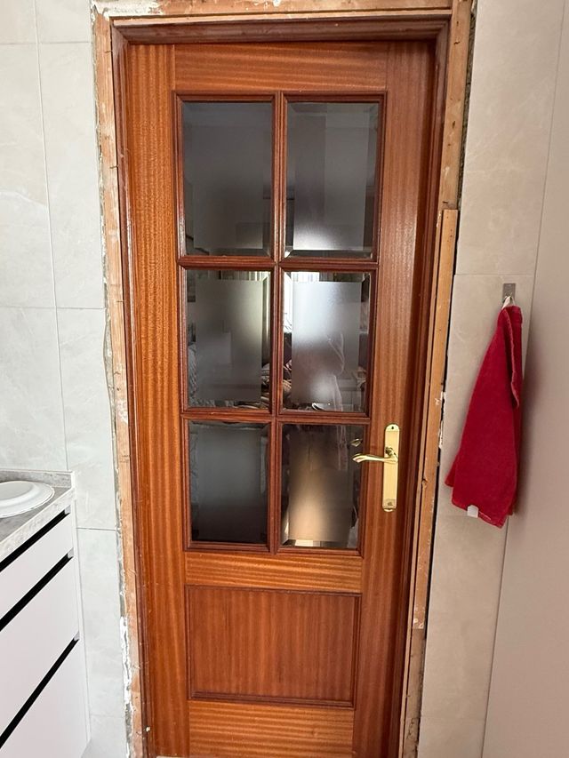 Puerta de madera con cristales