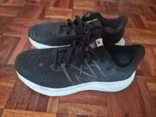 Zapatilla Running New Balance Negra
