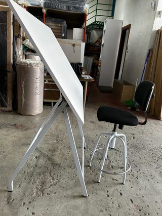 Mesa de dibujo y taburete