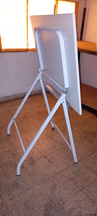 Mesa de dibujo y taburete