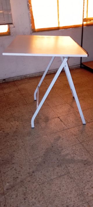 Mesa de dibujo y taburete