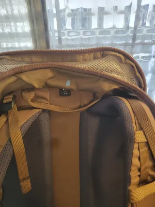 Mochila marrón y gris