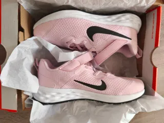 Zapatillas Nike
Niña Talla 34 