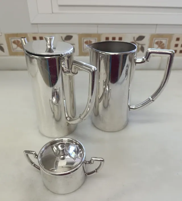 Set da caffè, latticini e zuccheriere.