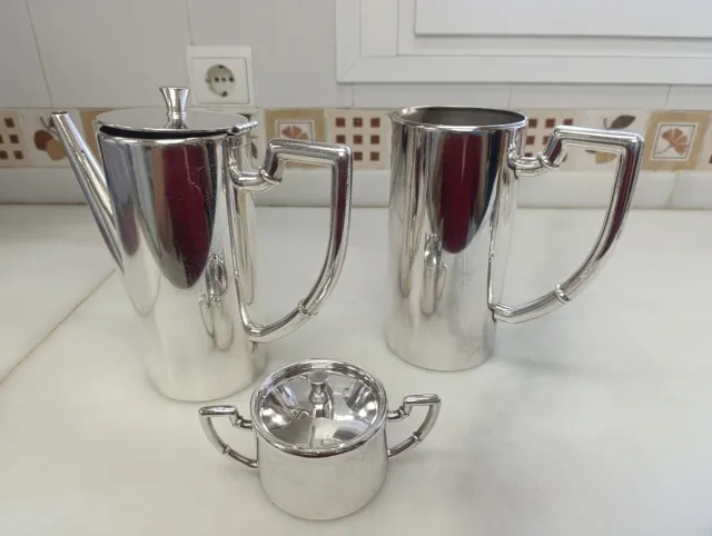 Set da caffè, latticini e zuccheriere.