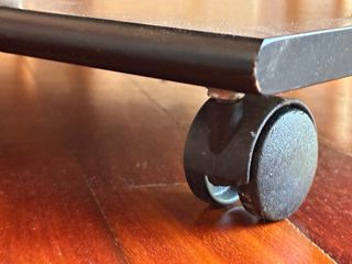 Mueble TV madera negro con ruedas