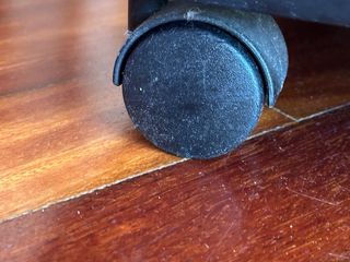 Mueble TV madera negro con ruedas