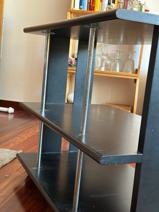 Mueble TV madera negro con ruedas