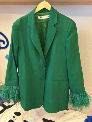 Blazer Zara Verde con Plumas