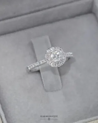 Anillo de compromiso con halo