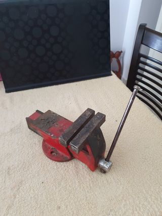 Tornillo de banco rojo