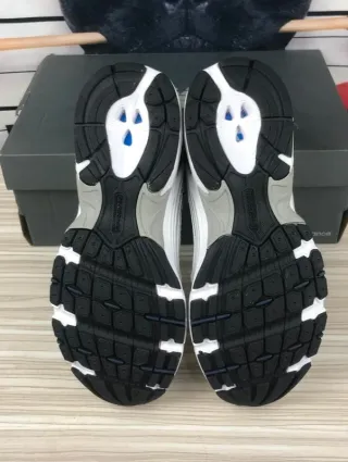 Zapatillas       530      NB      blancas talla 40