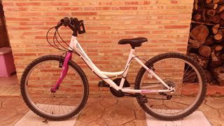 Bicicleta infantil blanca y rosa.
Edad 6 y 9 años.