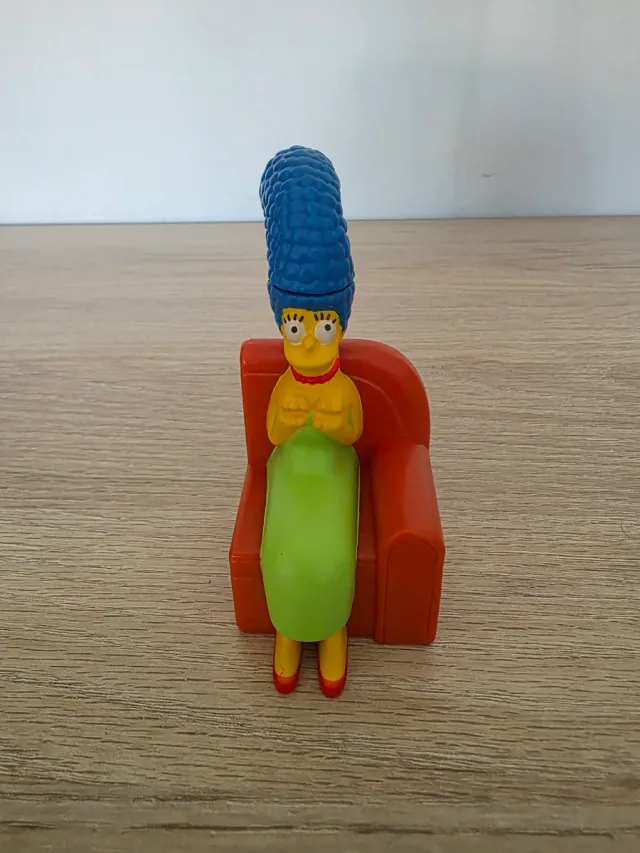 Los Simpson Marge en sofá naranja