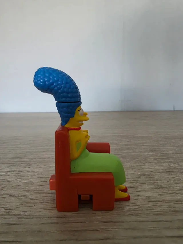 Los Simpson Marge en sofá naranja