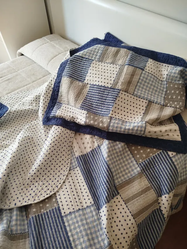 Colcha Cama 105 Patchwork Azul/Blanco
Reversible