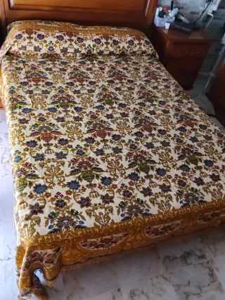 Colcha antigua de matrimonio bordada  hilo de seda