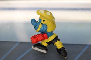 Figura PVC. Pitufo hockey hielo con portería. Los Pitufos .