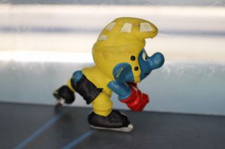 Figura PVC. Pitufo hockey hielo con portería. Los Pitufos .