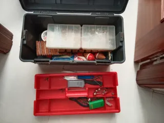 Caja de pesca con accesorios