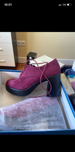 Botines granates con plataforma y cordones