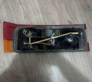 Se venden pilotos y retrovisores