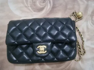 Borsa Chanel Nera con Dettagli Oro