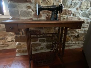 Máquina de coser Alfa antigua