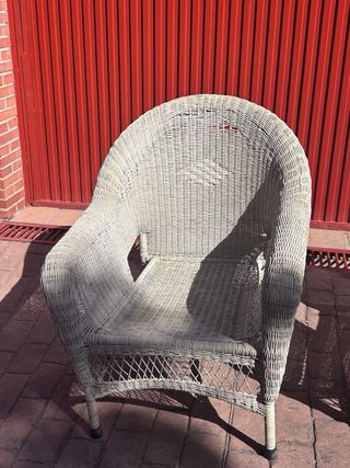 Sillón de mimbre blanco