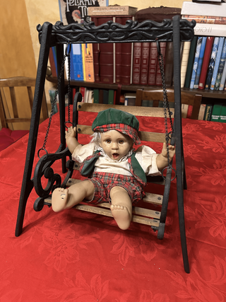Bambola vintage bambino su altalena