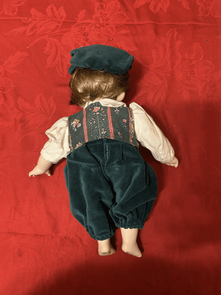 Bambola vintage bambino con banco scuola